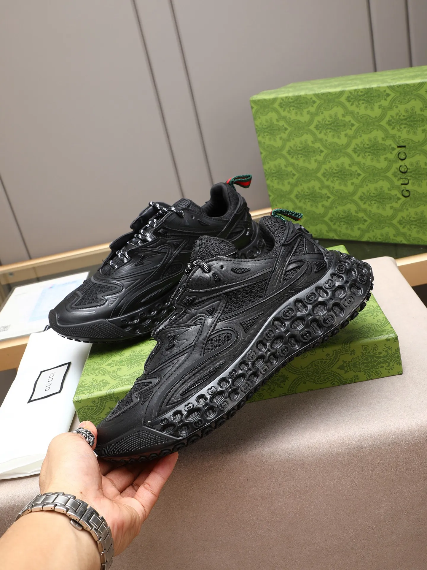 Men's men's shoes 💰660 Gucci Ri men's shoes 💰le series 2025 casual sports shoes, buy the original and accurately reproduce it! Restore the quality of details, Gucci Ri men's shoes 💰le series sports shoes are made with innovative stitching technology to create a flowing texture like water. The cowhide leather is paired with three-dimensional interlocking Double G leather patches and Gucci letter accessories, creating a free flowing texture of the entire shoe with a 3D effect. A classic and versatile piece that feels super comfortable on your feet! 38-44 (45 customized)